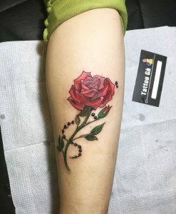 hình xăm hoa hồng ở chân cho nữ
