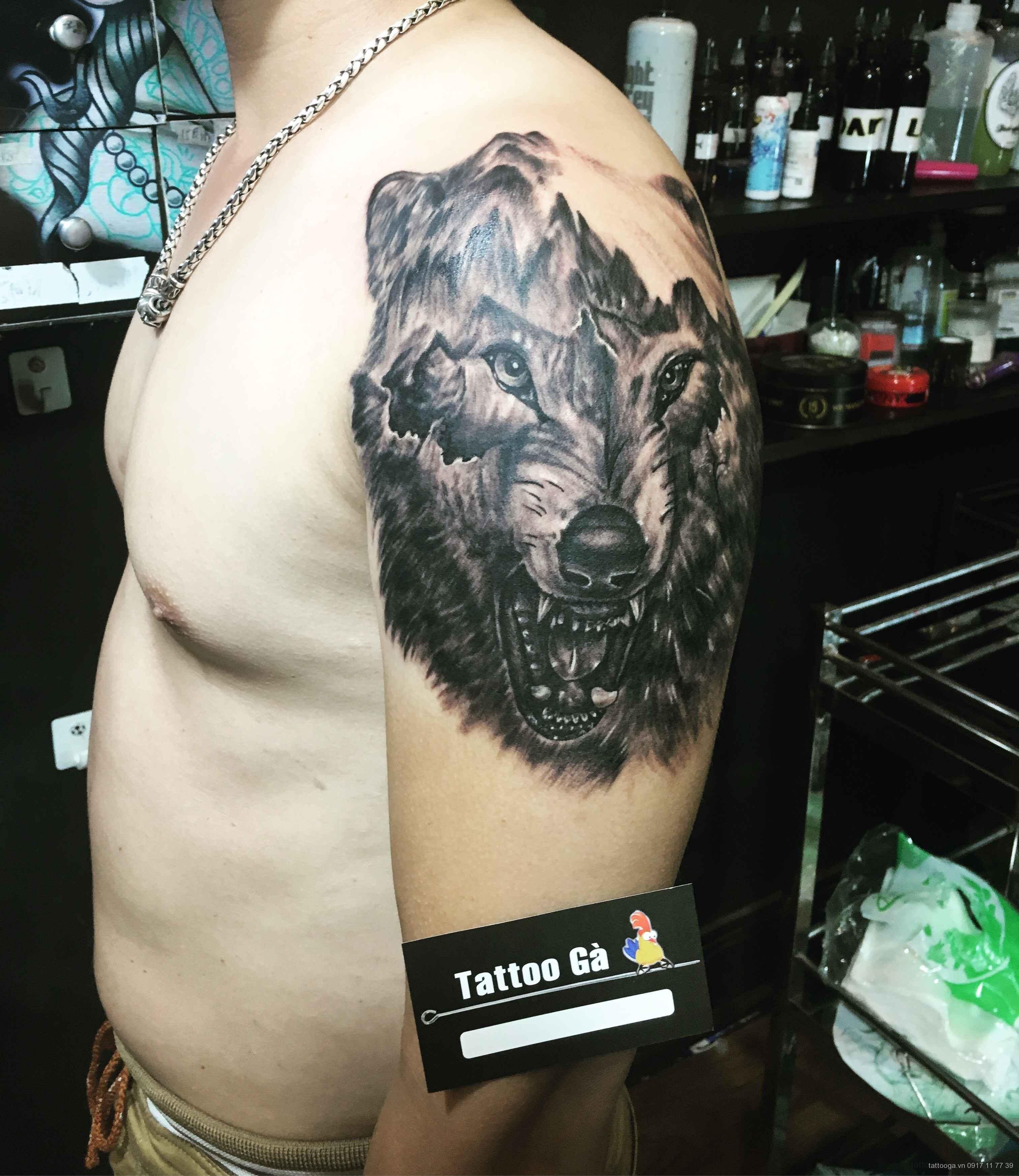 Hình xăm chó sói ở bắp tay cho nam - Tattoo Gà