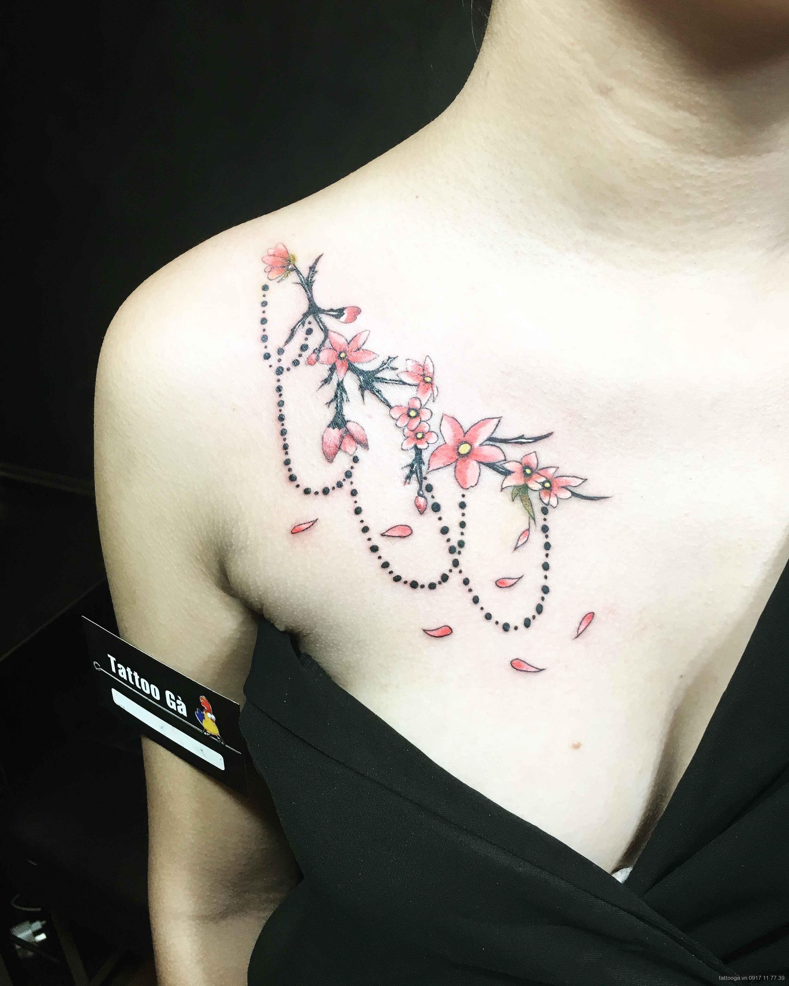 Hình xăm hoa ở ngực cho nữ - Tattoo Gà