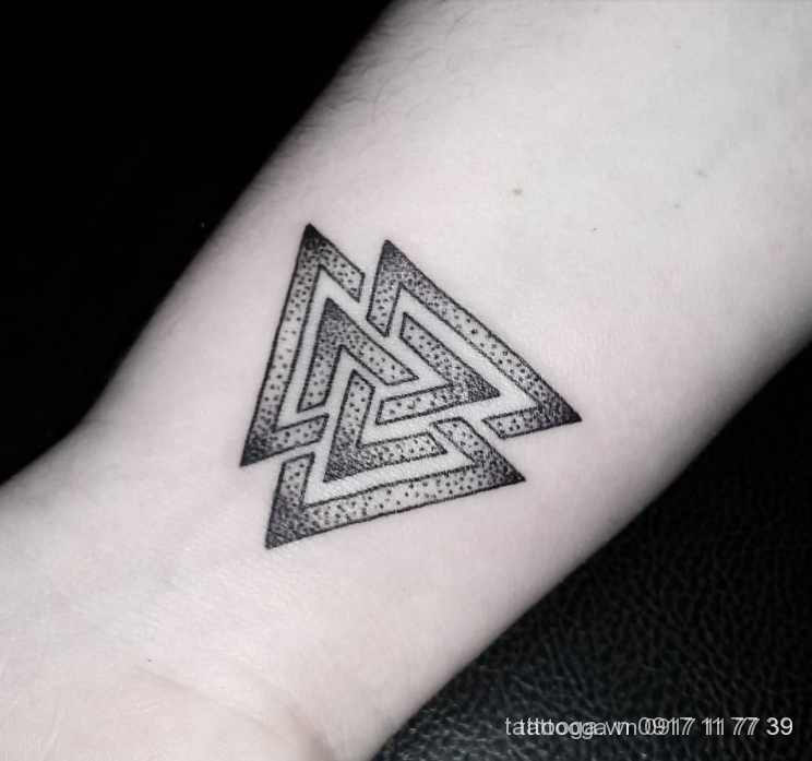 Ý nghĩa hình xăm 3 triangle tattoo meaning truyền thống và hiện đại