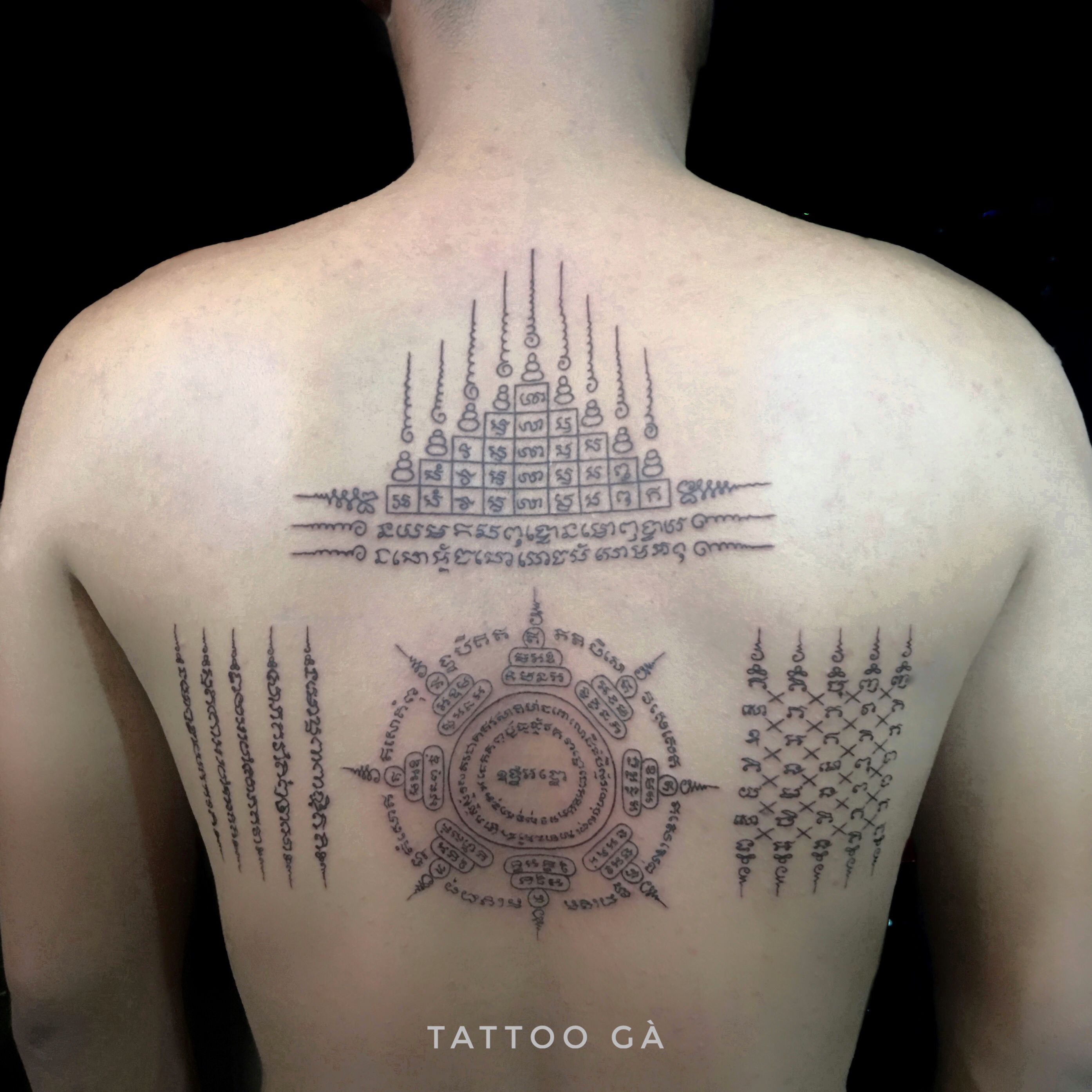 Hình xăm chữ thái cổ ở lưng cho nam  Tattoo Gà