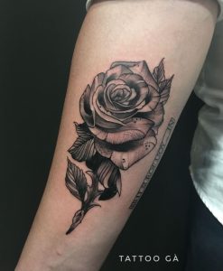 Hình xăm hoa hồng ở cánh tay nam