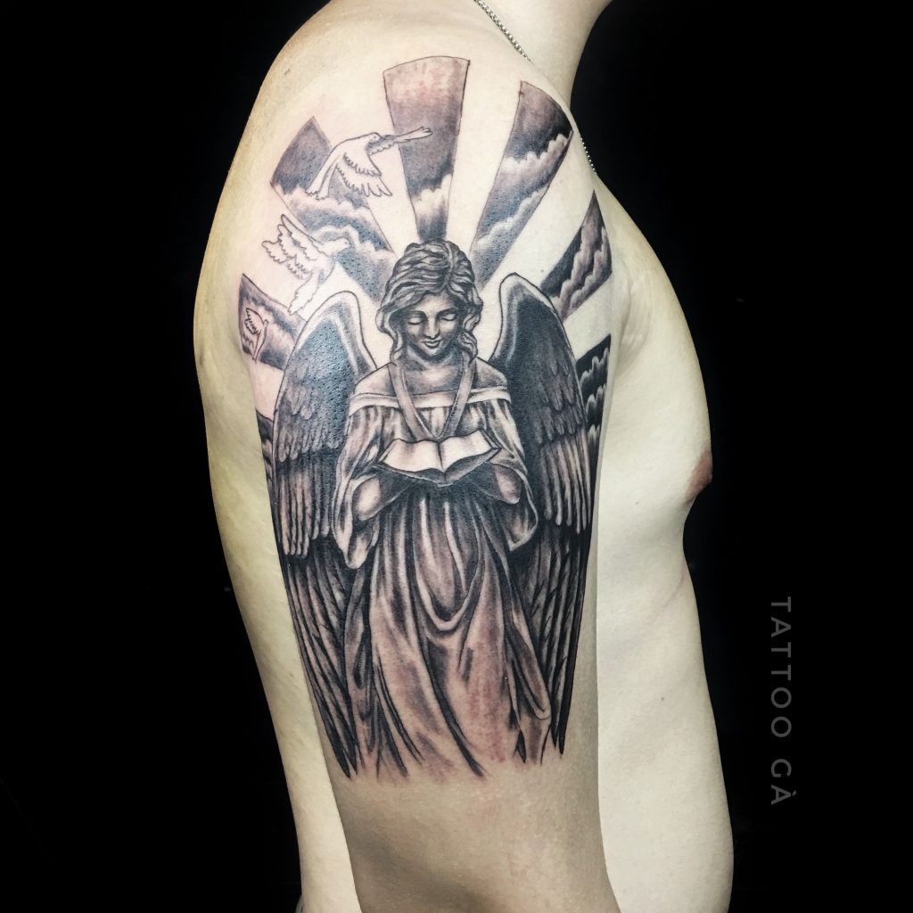 hình xăm thiên thần ở bắp tay cho nam - Tattoo Gà
