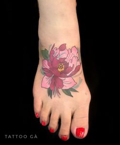 Hình xăm hoa ở mu bàn chân cho nữ